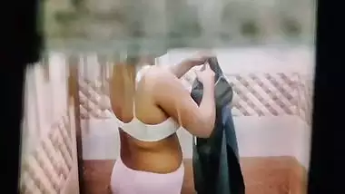 Neighbor peeps bhabhi bathing through window